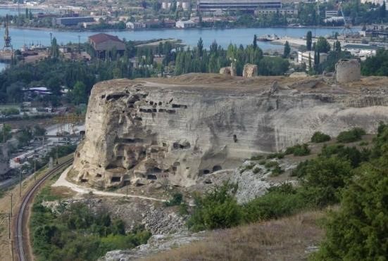 Древняя пристань и средневековый рынок