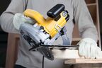 Дисковая пила DEWALT DWE560K, 1350 Вт, 184 мм, 5500 об/мин, в кейсе (DWE560K-QS)