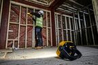 Аккумуляторный фонарь DEWALT DCL077, 12/18 В, 2000 лм, без АКБ и ЗУ (DCL077-XJ)