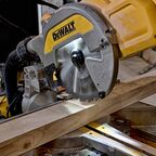 Торцовочная пила DEWALT DWS771, 1550 Вт, 216 мм, 5200 об/мин (DWS771-QS)