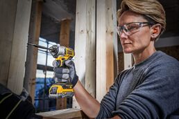 Аккумуляторный шуруповерт DEWALT DCF840D2T, 18 В, 192 Нм, 4200 уд/мин, с 2 АКБ 2 Ач и ЗУ, в кейсе TSTAK (DCF840D2T-QW)