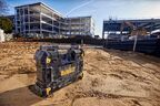 Аккумуляторное зарядное устройство-радиоприемник DEWALT DWST1-81078, 12/18/54 В, 45 Вт (DWST1-81078-QW)