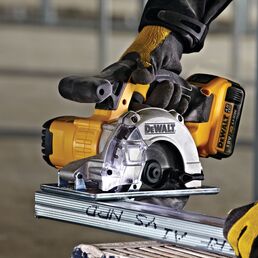 Аккумуляторная ручная дисковая пила по металлу DEWALT DCS373N, 18 В, XR