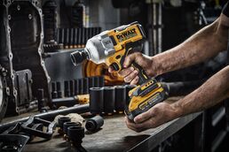 Аккумуляторный гайковерт DEWALT DCF961H2T, 18 В, 2372 Нм, 1890 уд/мин, с 2 АКБ 5 Ач и ЗУ, в кейсе TSTAK (DCF961H2T-QW)